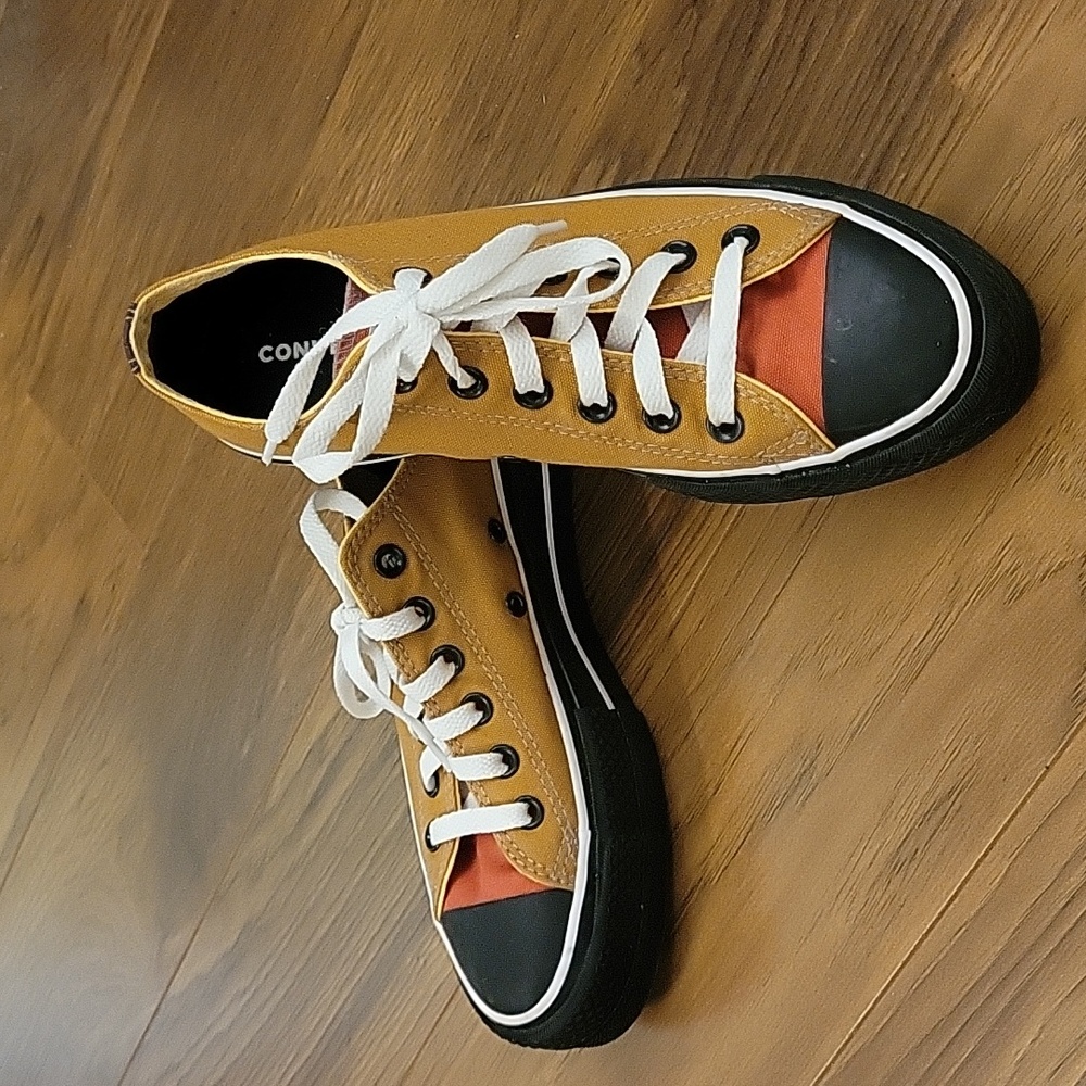 Converse Platform Low Tops, Womans Size 7, EUC